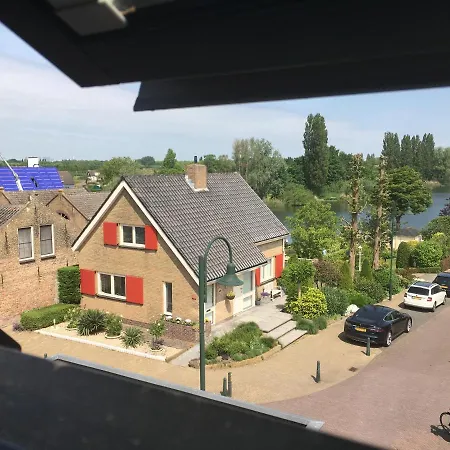 Prachtige Ruime Woning Met Uitzicht Op Water. Villa *